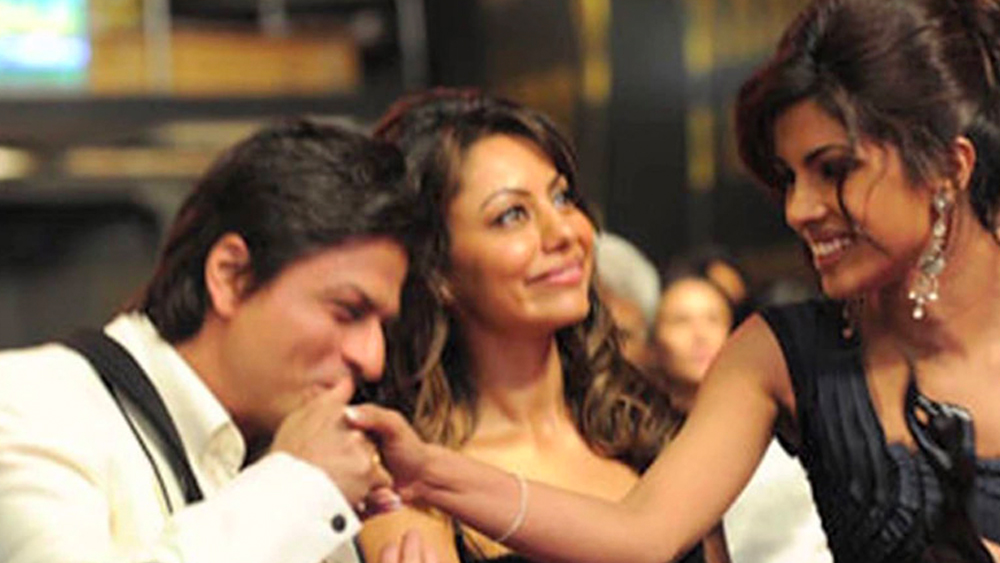 প্রিয়ঙ্কা চোপড়ার সঙ্গে শাহরুখের প্রেমের গুঞ্জন মোটেও ভাল ভাবে নেননি গৌরী। ইন্ডাস্ট্রির অন্দরমহলে কান পাতলে শোনা যায়, সন্তানদের নিয়ে বাড়ি ছেড়ে চলে যাওয়ার হুমকি দিয়েছিলেন তিনি। তার পরই প্রিয়ঙ্কার সঙ্গে সম্পর্ক থেকে সরে আসেন শাহরুখ। তিনি নাকি গৌরীকে কথা দেন কোনও দিন প্রিয়ঙ্কার সঙ্গে অভিনয় করবেন না।