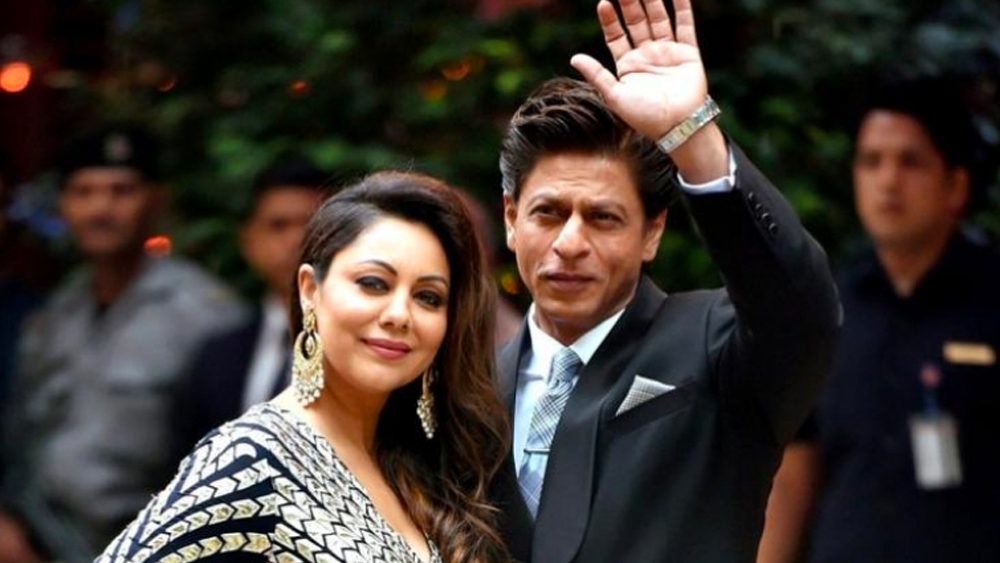 গুঞ্জনের পাল্লা ভারী না করে শাহরুখ বেছে নেন নিটোল পারিবারিক জীবনকেই। পাশে থাকেন সেই মেয়েটার, যাঁর হাত ধরে দিল্লির রাজেন্দ্রনগরের মধ্যবিত্ত পাড়া থেকে তিনি হয়ে উঠেছেন তামাম ভারতের ‘এসআরকে’।