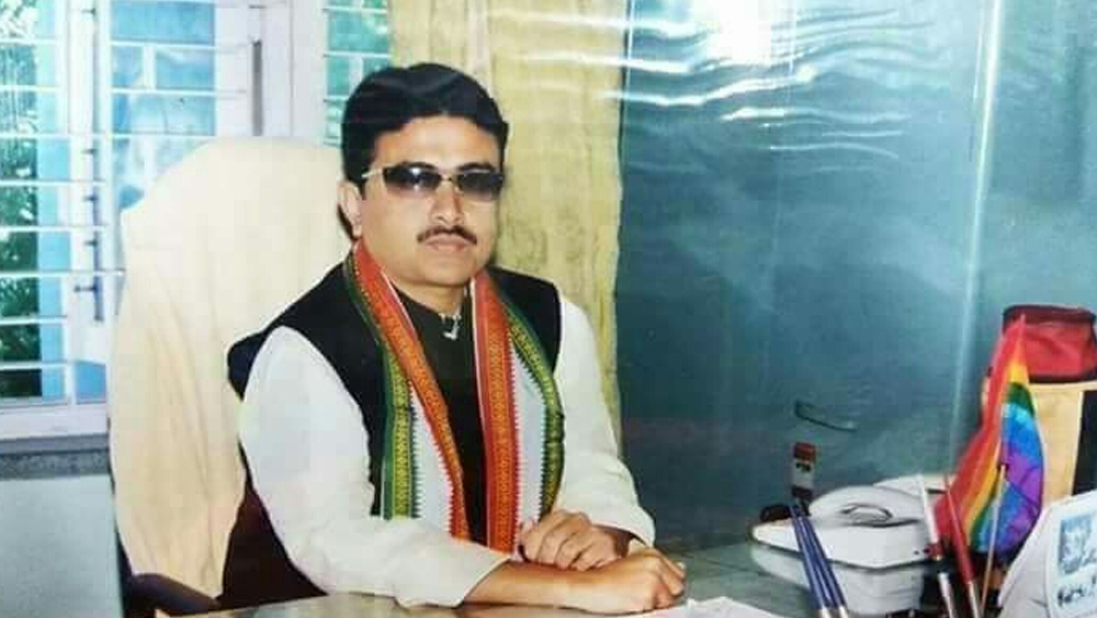 বাবার হাত ধরে নানা সমবায় সংস্থার কাজে জড়িত হয়েছিলেন। এখনও রয়েছেন পুরোমাত্রায়। তবে কাঁথি কো-অপারেটিভ ব্যাঙ্ক, কাঁথি কৃষি ও গ্রামীণ উন্নয়ন ব্যাঙ্ক, বিদ্যাসাগর কেন্দ্রীয় সমবায় ব্যাঙ্কের চেয়ারম্যান পদে থাকলেও বেতন বা অন্যান্য সুযোগসুবিধা নেন না।