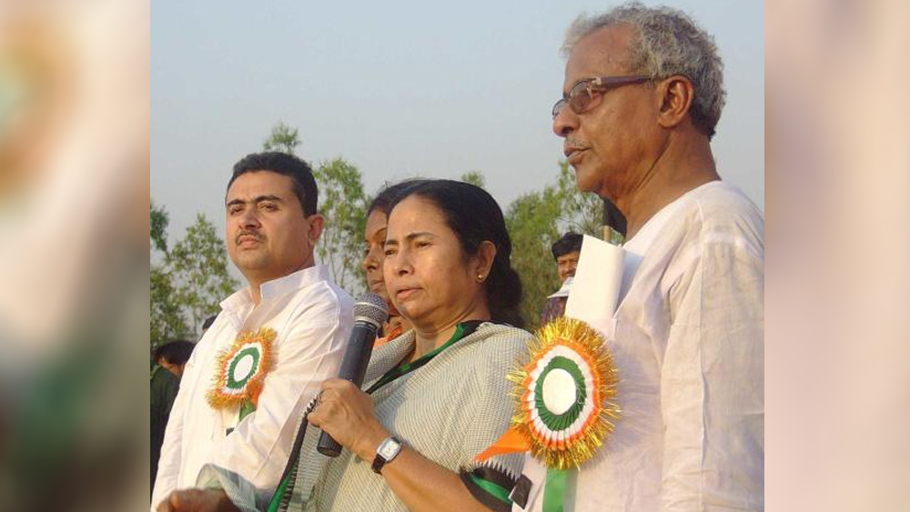 ১৯৯৮ সালের লোকসভা ভোটের আগে মমতা বন্দ্যোপাধ্যায় তৃণমূল গড়েন। সেই দলে প্রথমে সামিল হননি শিশির-শুভেন্দু। কাঁথি লোকসভা কেন্দ্রে কংগ্রেস প্রার্থী হিসেবে লড়ে শিশির তৃতীয় স্থান পান। এর কিছু দিন পরে তাঁরা তৃণমূলে যোগ দেন।