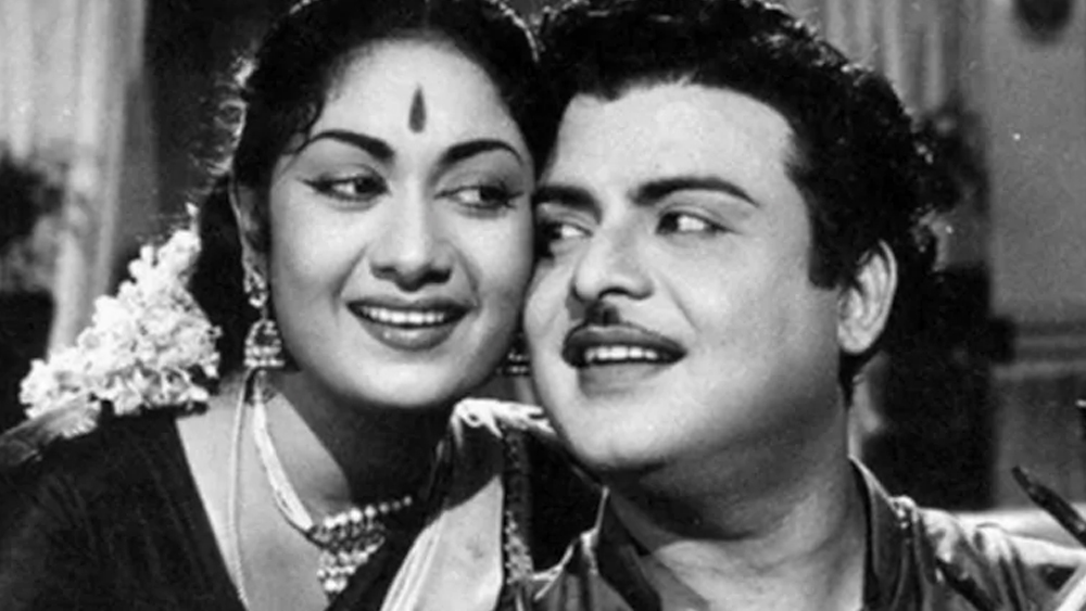 রেখা এবং রাধার বাবা ছিলেন বিখ্যাত চিত্র পরিচালক জেমিনি গণেশন। প্রথম স্ত্রী আলামেলুর সঙ্গে বিবাহিত অবস্থাতেই গণেশন বিয়ে করেছিলেন সাবিত্রীকে। এ ছাড়াও তাঁর সম্পর্ক ছিল অভিনেত্রী পুষ্পাবল্লীর সঙ্গে। গণেশন এবং পুষ্পাবল্লীর দুই মেয়ে হলেন রেখা এবং রাধা। কিছু সূত্র অবশ্য দাবি করে, গণেশন এবং পুষ্পাবল্লী পরে বিয়ে করেছিলেন।