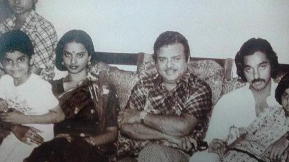 বাবার সঙ্গে সম্পর্ক মসৃণ না হলেও সৎ বোনদের সঙ্গে ছোট থেকেই ভাল সম্পর্ক ছিল রেখা ও রাধার। মায়ের পাশে দাঁড়াতে রেখা ছোট থেকেই অভিনয় করতে শুরু করেন।