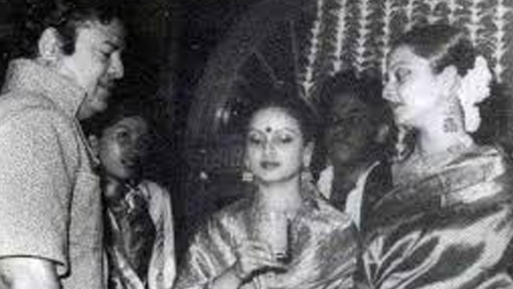 গণেশনের সঙ্গে সম্পর্কের আগে পুষ্পাবল্লী বিয়ে করেছিলেন আইনজীবী রঙ্গচারীকে। কিন্তু তাঁদের দাম্পত্য ৬ বছরের বেশি স্থায়ী হয়নি। স্বামীকে ছেড়ে দুই মেয়ে এবং এক ছেলেকে নিয়ে আলাদা থাকতেন পুষ্পাবল্লী।