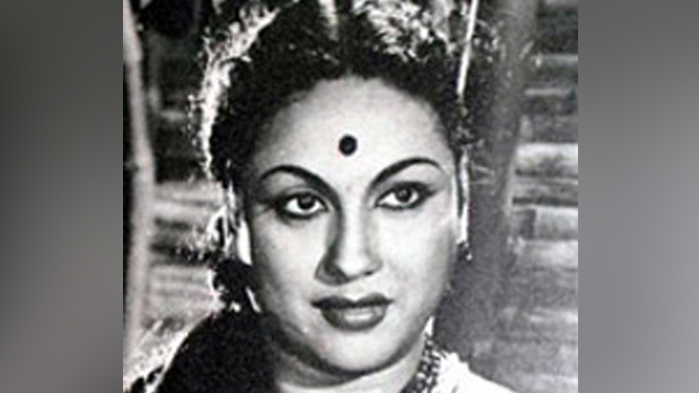 তামিল ও তেলুগু ছবির অভিনেত্রী পুষ্পাবল্লীর কাছে অভিনয়ের সুযোগ ক্রমশ কমে আসছিল। পরিবর্তে তাঁর মেয়ে রেখার কাছে শিশুশিল্পী হিসেবে কাজ করার সুযোগ আসতে থাকে।