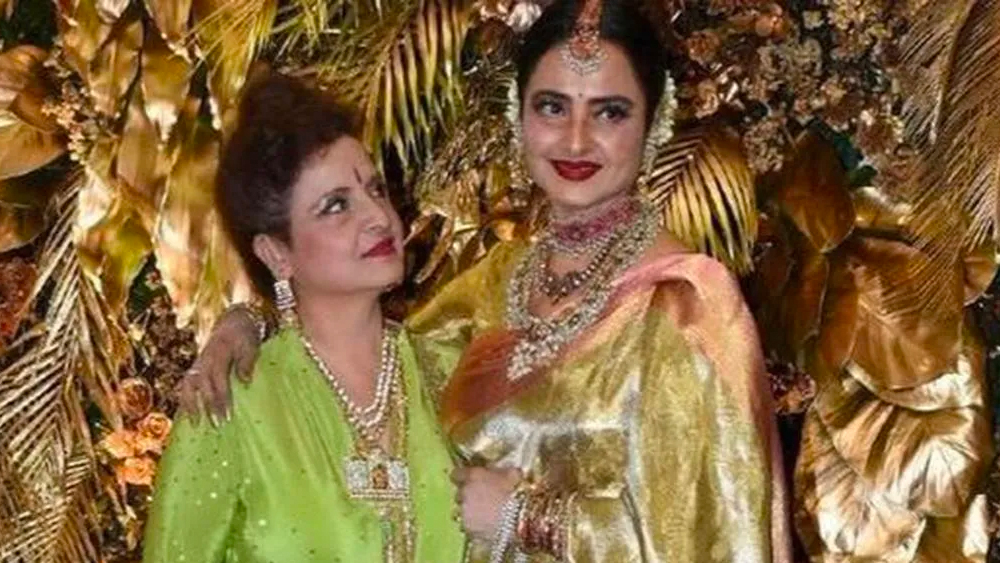 রেখার বোন রাধা যখন অভিনেত্রী হতে চাইলেন, তখন কিন্তু তীব্র আপত্তি জানালেন রেখা। তিনি চাননি, লাইট-সাউন্ড-ক্যামেরার মোহে তাঁর বোনের জীবনও ক্ষত বিক্ষত হয়ে যাক।