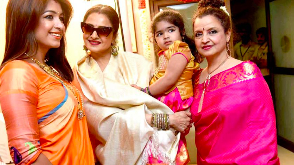 দিদি রেখার সঙ্গেও রাধার সম্পর্ক ভাল। মাধুরী দীক্ষিত-সহ বহু বলিউড তারকার ম্যানেজারের দায়িত্ব পালন করা রিক্কু রাকেশ নাথের মেয়ে বিয়েতে রেখা ও রাধা ধরা দিয়েছিলেন একই ফ্রেমে।