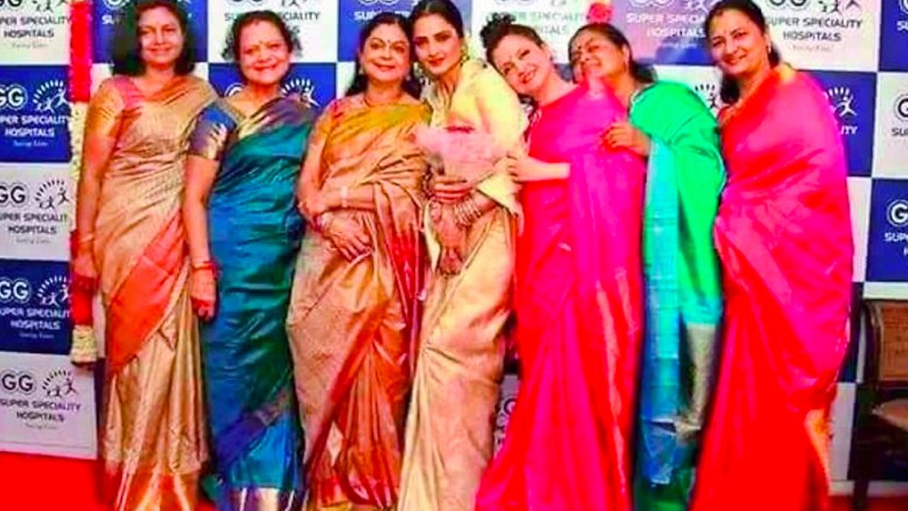 বিরল হলেও কোনও কোনও অনুষ্ঠানে বাকি বোনেদের সঙ্গে দেখা গিয়েছে রেখাকে। তাঁর মতো গ্ল্যামারকুইন না হলেও বাকি বোনেরা এবং একমাত্র ভাই নিজেদের জীবনে প্রতিষ্ঠিত।  