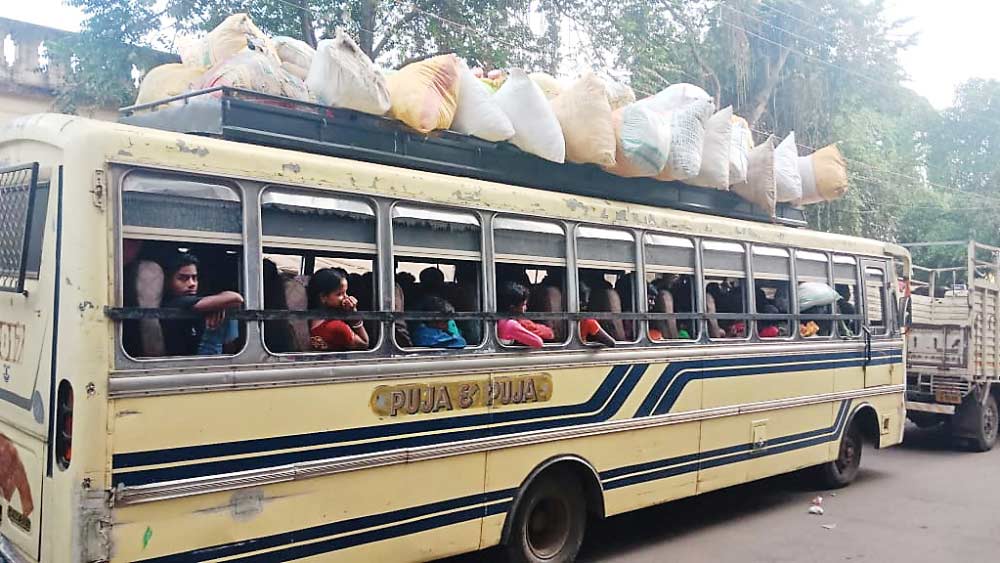 ফেরা: ভিন্‌ রাজ্যের পথে পরিযায়ীরা। নিজস্ব চিত্র।