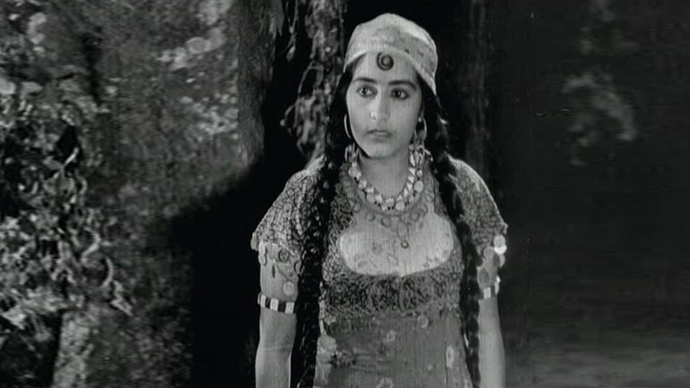 লোকসান চলছিলই। প্রভাকরের মৃত্যুতে ডুবে যায় তাঁর ব্যাঙ্ক। বিত্তবান থেকে রাতারাতি কপর্দকহীন হয়ে পড়েন রত্তনবাঈ। তার আগেই একমাত্র মেয়ে সরোজকে নিয়ে কিছু দিন বেঙ্গালুরুতে ছিলেন শিলোত্রি দম্পতি। পরে মেয়েকে নিয়ে আবার মুম্বই ফিরে আসেন রত্তনবাঈ। আশ্রয় নিয়েছিলেন নিজের ভাইয়ের বাড়িতে।