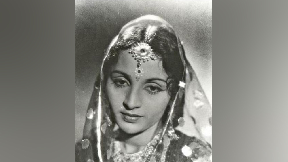 খরচ চালানোর জন্য মরাঠি স্কুলে পড়াতেন রত্তনবাঈ। প্রাইভেট টিউশন করাতেন কন্যা সরোজ-ও। যাতে কনভেন্ট স্কুলে পড়ার খরচ যোগাড় করা যায়। কিন্তু তার পরেও স্কুলের গণ্ডি পেরতে পারেননি সরোজ। তার আগেই এসে যায় হিন্দি ছবিতে অভিনয়ের সুযোগ।