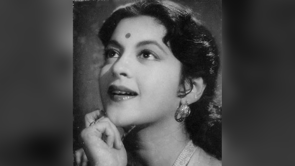 সরোজ ওরফে শোভনার হিন্দি ছবিতে অভিনয়ের সূত্রে সংসারে কিছুটা সুরাহা হয় ঠিকই। কিন্তু মাথার উপর থেকে আশ্রয় চলে যায়। রত্তনবাঈয়ের দাদা মেনে নিতে পারেননি সরোজের অভিনয় করানোর সিদ্ধান্ত। তাঁর বাড়ি থেকে মেয়েকে নিয়ে চলে যান রত্তনবাঈ। অথচ পরে তাঁর দাদার মেয়ে নলিনী জয়বন্তও নায়িকা হয়েছিলেন।