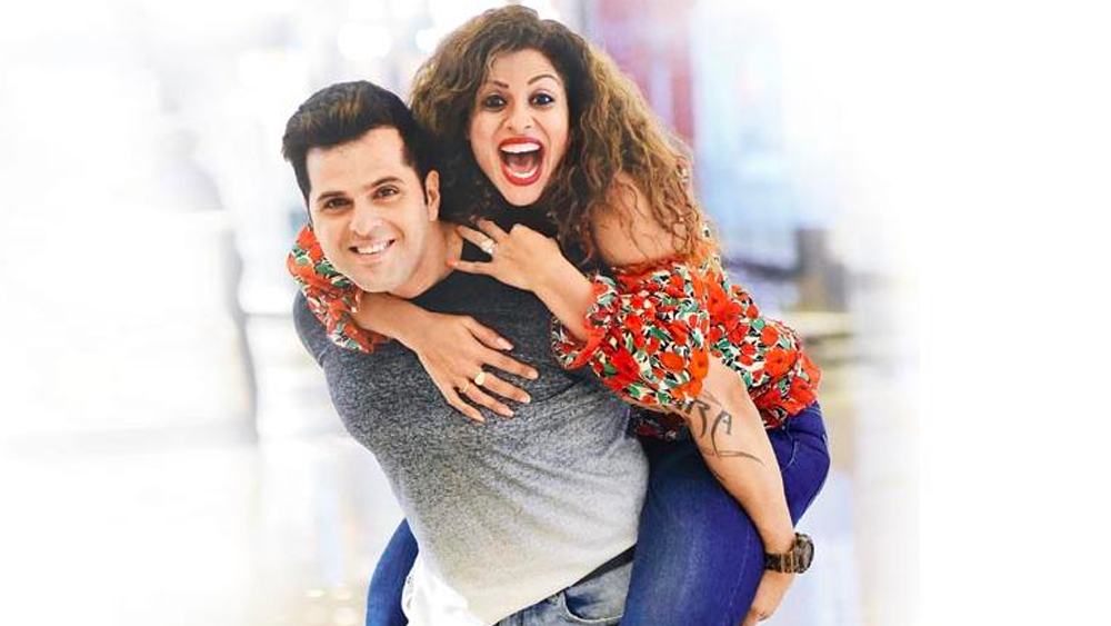 বিচ্ছেদের পরে তনাজ ছোট পর্দায় অভিনয় শুরু করেন। ২০০৬ সালে ‘ফেম গুরুকুল’-এর সেটে বখতিয়ার ইরানীর সঙ্গে আলাপ হয় তনাজের। প্রথম দর্শনেই প্রেম।