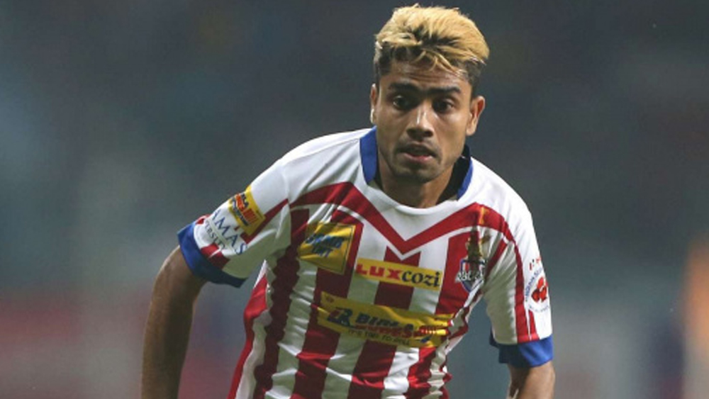 প্রবীর দাস: বাঙালি এই ডিফেন্ডার ৫ বার আইএসএল খেলে ফেলেছেন। ষষ্ঠ বার নামতে চলেছেন সবুজ-মেরুন জার্সি গায়। রাইট উইং ব্যাক হিসেবে গত বার দারুণ চমক দিয়েছিলেন, এ বারেও কি পারবেন সেই দায়িত্ব সামলাতে?