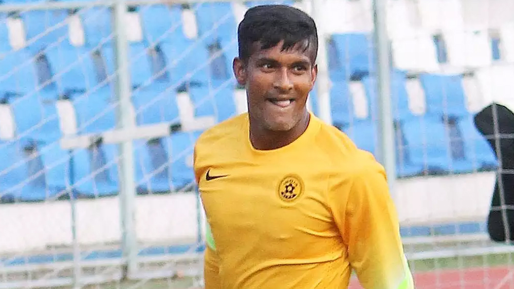 সুব্রত পাল: ‘স্পাইডারম্যান’ নামে খ্যাত এই বাঙালি গোলকিপার যে দলে থাকবেন, সেই দল যে নিশ্চিন্ত তা বলাই বাহুল্য। পেনাল্টি স্পেশ্যালিস্ট সুব্রত এ বারের লিগে প্রাচীর হয়ে দাঁড়াবেন হায়দরাবাদ এফসি-র বার পোস্টের তলায়।