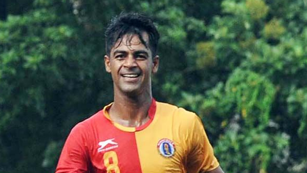 মহম্মদ রফিক: তাঁর হেড থেকে করা গোলেই প্রথমবার ট্রফি জিতেছিল এটিকে। এ বার যদিও রফিক খেলবেন লাল-হলুদ জার্সি গায়ে। এসসি ইস্টবেঙ্গলের মাঝমাঠের দায়িত্ব থাকবে তাঁর কাঁধে। গোলের পাস বাড়াতেও ওস্তাদ এই মিডিয়ো।