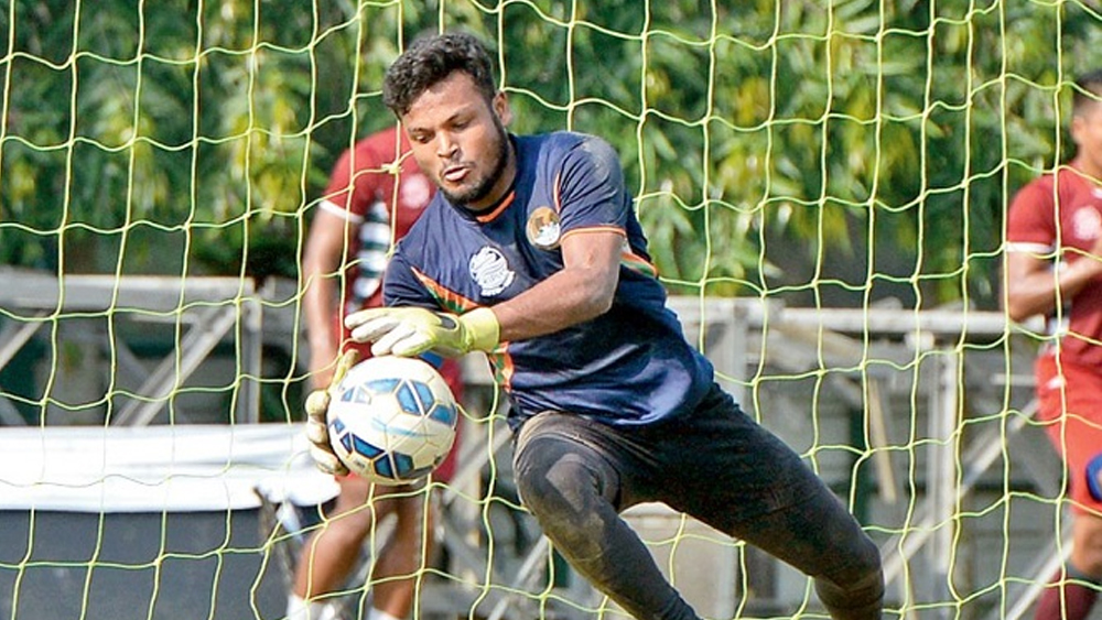 দেবজিৎ মজুমদার: মোহনবাগানের হয়ে আইলিগ জেতা গোলকিপার এ বার ইস্টবেঙ্গলে। তাঁর অনবদ্য গোলকিপিংয়ের সুবাদে নাম হয়ে গিয়েছিল ‘সেভ-জিৎ’। এ বারের আই লিগে সব ম্যাচে সুযোগ না পেলেও আইএসএল-এ নিজেকে প্রমাণ করার জন্য মুখিয়ে থাকবেন তিনি।