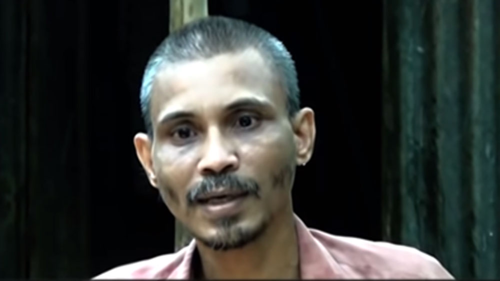 ওই ব্যক্তির নাম ভোম্বল শীল। কুম্ভকর্ণের মতো বিশালাকার শরীর তার নয়। বরং শীর্ণকায় তিনি। ২০ বছর ধরে নাকি তিনি এমন অদ্ভুত ভাবে জীবনযাপন করছেন।