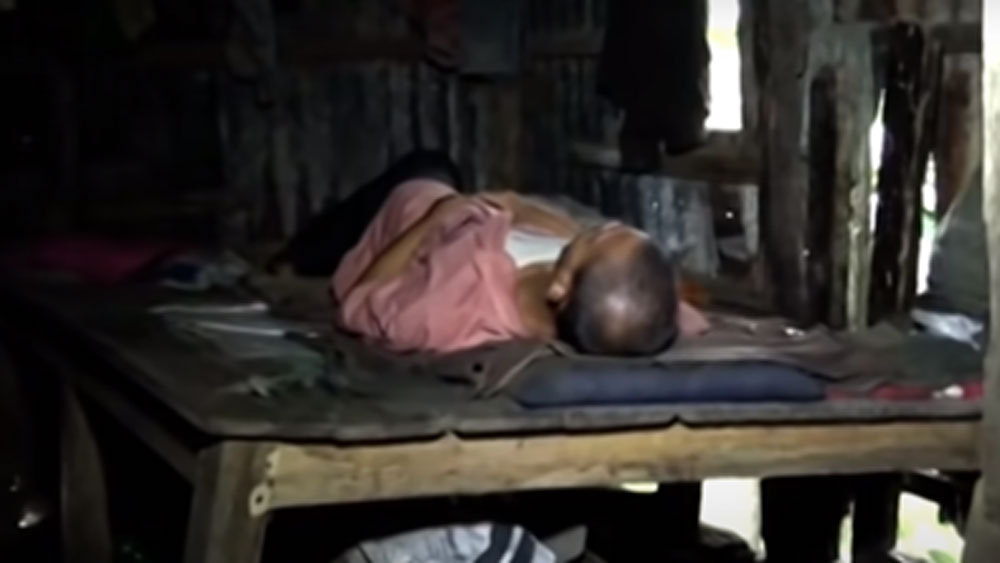 ছোটবেলায় অবশ্য ভোম্বলের আচরণে কোনও অস্বাভাবিকত্ব চোখে পড়েনি। তাঁর ঘুম এবং খাওয়াদাওয়া সাধারণের মতোই ছিল।