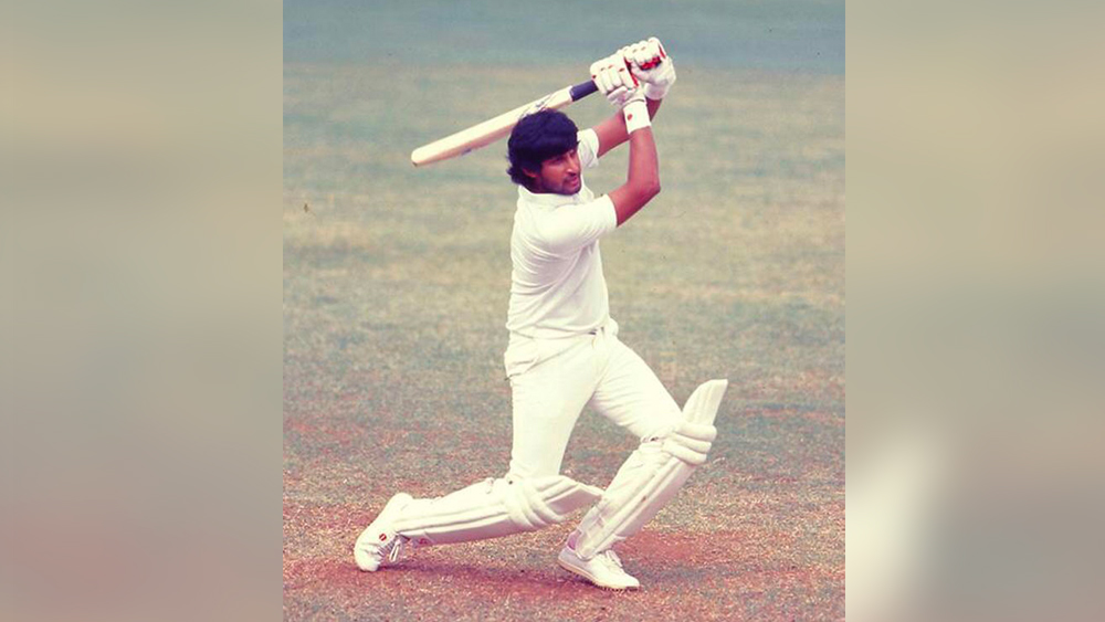 ২৯ টেস্টে তাঁর মোট রান ১,৫৮৮। উইকেট পেয়েছেন ৯টি। ওয়ান ডে-তে তাঁর সংগ্রহ ১০০৫ রান। উইকেট শিকার ১৫টি। আন্তর্জাতিক ক্রিকেটের সঙ্গে বিদায় জানিয়েছিলেন ঘরোয়া ক্রিকেটকেও। কিন্তু পরে অবসর ভেঙে ফিরে আসেন ঘরোয়া ক্রিকেটে। ১৯৮৮ থেকে ১৯৯৩ অবধি ছিলেন মধ্যপ্রদেশ ক্রিকেট দলের অধিনায়ক।