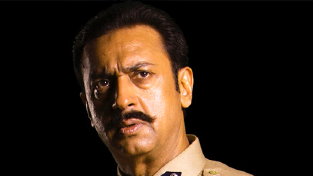 বরং অসুস্থ শরীরে বাড়িই ফিরে যেতে হযেছিল তাঁকে। তারকা হওয়ার বদলে বাড়ি বাড়ি সাবান-ফিনাইল বেচতে শুরু করলেন। কিন্তু সেখান থেকেই ফের ঘুরে দাঁড়ালেন তিনি। বলিউডের সীমা ছাড়িয়ে পৌঁছে গেলেন হলিউডেও।