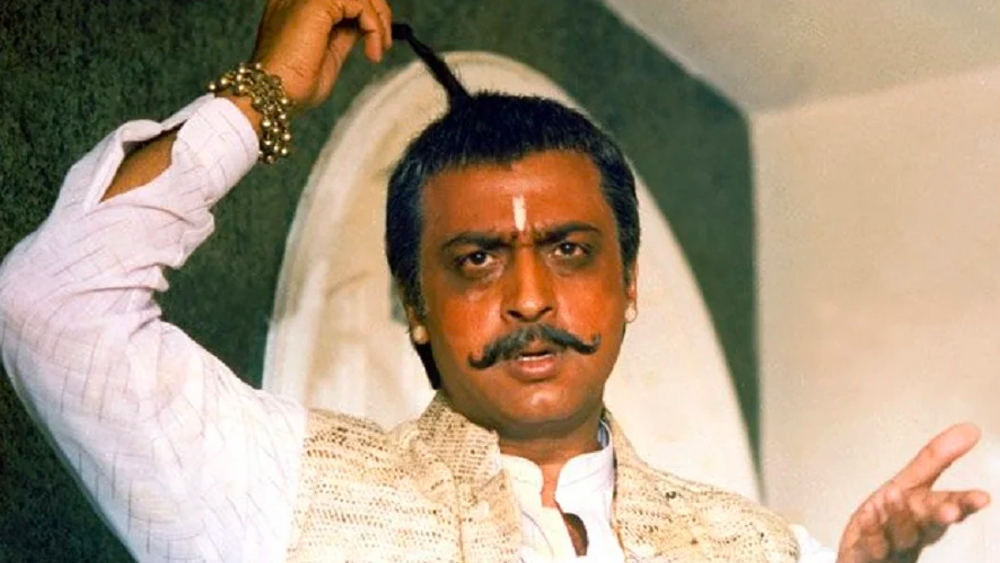 পরিবারের আর্থিক অবস্থা খুব একটা ভাল ছিল না তাঁদের। পড়াশোনার ফাঁকে বাবার কাপড়ের দোকানেও টুকটাক কাজ করতেন গুলশন। অবসর সময়ে বাড়ি বাড়ি গিয়ে সাবান এবং ফিনাইলও বেচতেন তিনি।