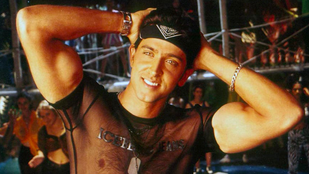 ২০০০ সালে হৃতিককে বলিউডে লঞ্চ করেছিলেন রাকেশ। ছেলের বিপরীতে অনেক ভেবে চিন্তে নায়িকা নির্বাচন করার ইচ্ছে ছিল রাকেশের। কোনও স্টারকিডকেই নিতে চেয়েছিলেন তিনি। সেইসঙ্গে চেয়েছিলেন নায়িকাও যেন নায়কের মতো নবাগত হয়।