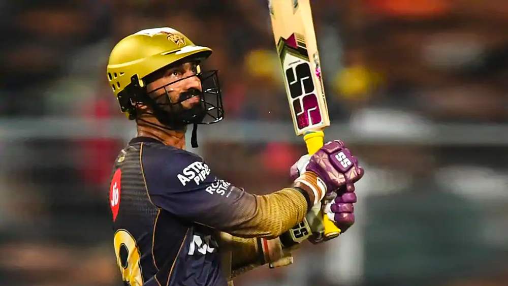 দীনেশ কার্তিক: নাইটদের নেতৃত্ব দেওয়ার জন্য গৌতম গম্ভীরের পরিবর্তে ২০১৮ সালে তাঁকে দলে আনা হয়। সে বছর অবশ্য তাঁর নেতৃত্বে খারাপ খেলেনি নাইট রাইডার্স। তৃতীয় স্থানে লিগ শেষ করে তারা।