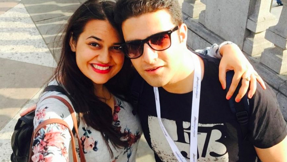 টিনা এবং আতহারের লভ স্টোরি নিয়ে এক সময় বহুল চর্চা হয়েছিল দেশ জুড়ে। চর্চার দুটো কারণ ছিল।