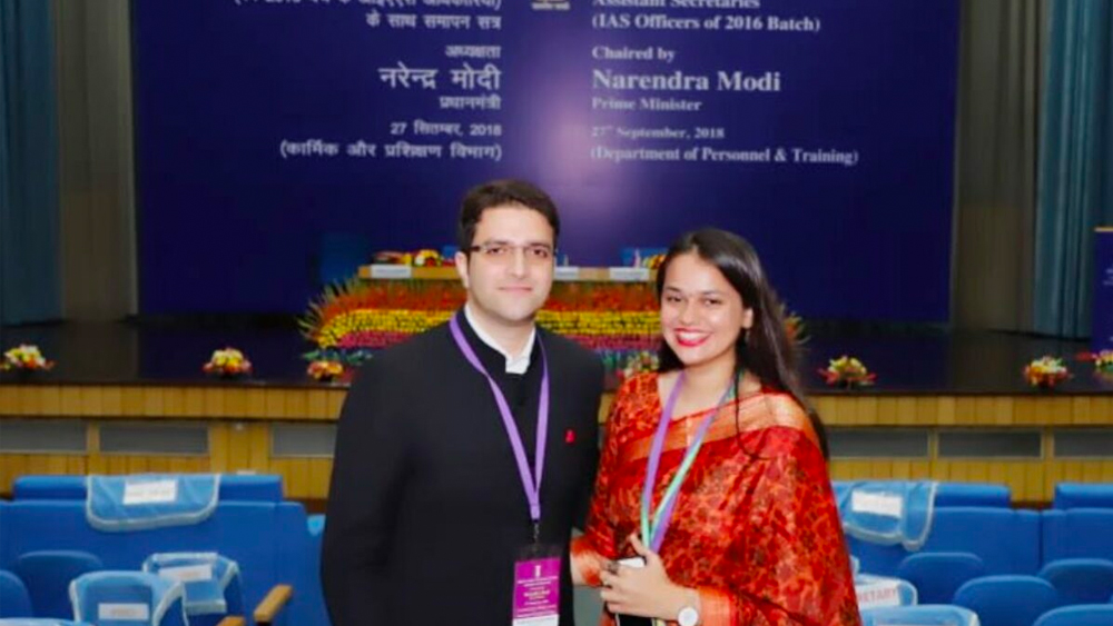 প্রথমত, ২০১৫ ব্যাচের এই দুই আইএএস অফিসারই দুর্দান্ত ফল করেছিলেন। ইউপিএসি পরীক্ষায় গোটা দেশের মধ্যে প্রথম হয়েছিলেন টিনা। ওই পরীক্ষাতেই দ্বিতীয় হয়েছিলেন আতহার।