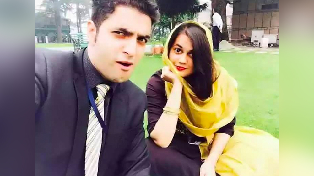 আতহারের তরফে ছিল, লভ অ্যাট ফার্স্ট সাইট! নর্থ ব্লকের ওই অফিসে টিনার সঙ্গে সকালেই পরিচয় হয়েছিল আতহারের। আর সন্ধে গড়াতে না গড়াতেই টিনাকে প্রেম নিবেদন করেন তিনি।