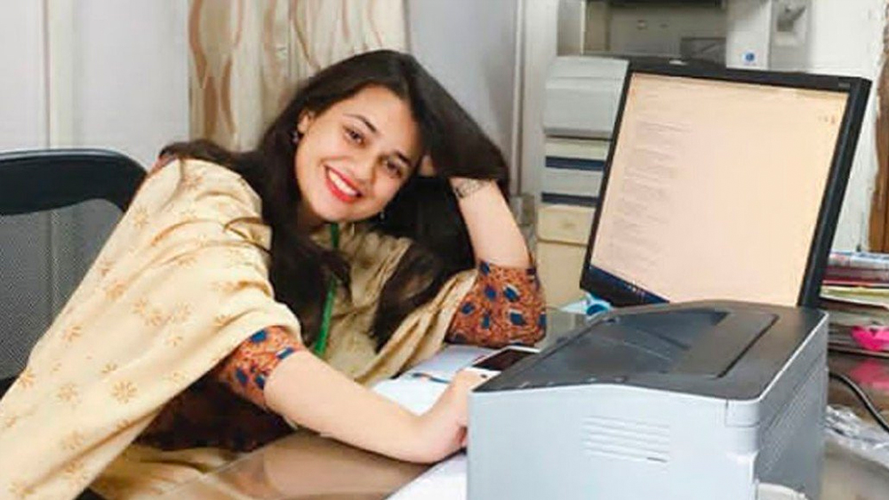 তবে প্রথমেই তাতে সাড়া দেননি টিনা। কয়েক মাস আতহারের সঙ্গে মেশার পরই প্রেম প্রস্তাবে সায় দেন তিনি। ২০১৮ সালে তাঁদের বিয়ে হয়।