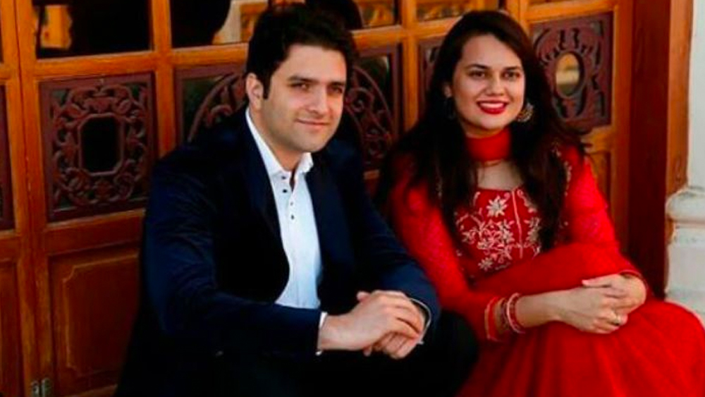 এ নিয়ে সোশ্যাল মিডিয়ায় অনেকে আবার কুমন্তব্য করতেও ছাড়েননি। অনেকে এটাকে ‘লভ জিহাদ’ বলে মন্তব্য করেছেন। এমন মন্তব্যের বিরোধিতাও করেছেন কেউ কেউ। টিনা এবং আতহার অবশ্য এ নিয়ে এখনও কোনও মন্তব্য করেননি।