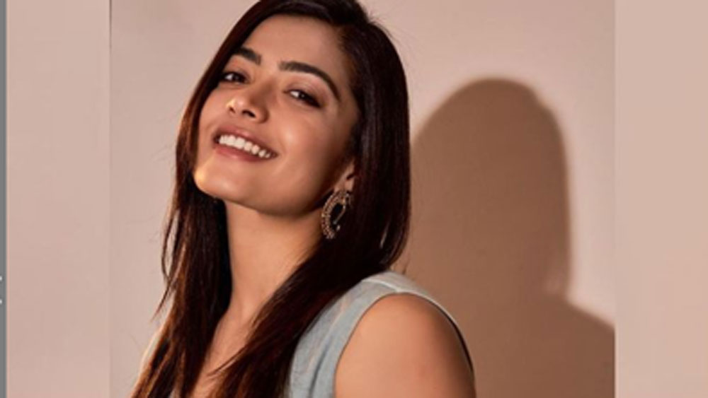 ২০১৬ সালে কন্নড় ফিল্ম ‘কিরিক পার্টি’তে তিনি ডেবিউ করেন। কন্নড় ছাড়া তেলুগু ফিল্মেও চুটিয়ে কাজ করছেন রশ্মিকা।