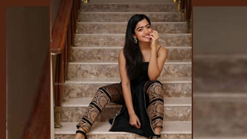 কেন রশ্মিকাকে নিয়ে এত কাটাছেঁড়া? এর পিছনে অবশ্যই রয়েছে তাঁর দুর্দান্ত অন স্ত্রিন পারফরম্যান্স। তা ছাড়াও আরও একটি কারণ তাঁকে ন্যাশনাল ক্রাশ করে তুলেছে।