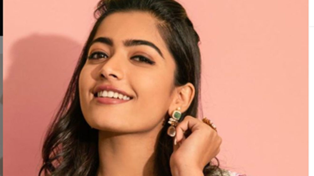 তাঁর অসম্ভব মিষ্টি হাসি। রশ্মিকার হাসিতে নাকি জাদু রয়েছে। আর ভুবন ভোলানো সেই হাসিতেই মজেছে তরুণ প্রজন্ম।