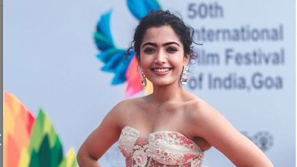 এর আগে বলি অভিনত্রী দিশা পাটানি হয়েছিলেন ন্যাশনাল ক্রাশ। সেই দৌড়ে দিশাকেও পিছনে ফেলে এগিয়ে এলেন রশ্মিকা।