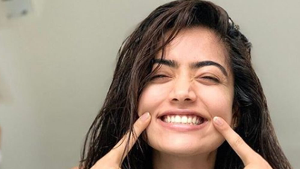 দেশের তরুণ প্রজন্ম যাঁর ভক্ত তিনি আবার হৃতিক রোশনের খুব বড় ভক্ত। সম্প্রতি হৃতিকের ‘ওয়ার’ ছবির গান ‘ঘুঙরু’তে নেচে ভিডিয়ো পোস্ট করেছিলেন তিনি। সেটা ভাইরালও হয়ে যায়।