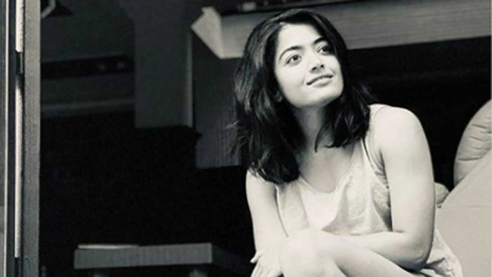 সম্প্রতি ভেঙ্কি কুদুমালার পরিচালনায় তেলুগু ছবি ‘ভীষ্ম’ মুক্তি পেয়েছে। সেই ছবিতে মুখ্যভূমিকায় অভিনয় করেছেন রশ্মিকা। ছবির শ্যুটিংয়ে ইটালি গিয়েছিলেন তিনি। সেখানেই পছন্দের অভিনেতার নাচের ঢঙে ‘ঘুঙরু’ গানে নেচেছেন।