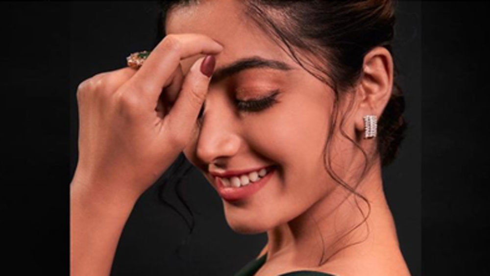 যে ভাবে রশ্মিকা এগোচ্ছেন তাতে খুব তাড়াতাড়িই বলিউডে তিনি সুযোগ পেয়ে যাবেন. তাঁর বলি ডেবিউয়ের জন্য দেশ জুড়ে অপেক্ষায় রয়েছেন তাঁর লক্ষ লক্ষ ভক্ত।