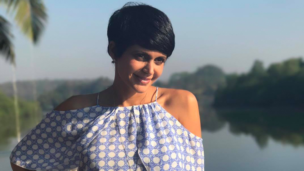 ১৯৭২ সালের ১৫ এপ্রিল মন্দিরার জন্ম কলকাতায়। বাবা বীরেন্দ্র এবং মা গীতার সঙ্গে শৈশবেই তিনি চলে যান মুম্বই। পড়াশোনা সেখানেই। ক্যাথিড্রাল অ্যান্ড জন কনন স্কুলের পরে তিনি স্নাতক স্তরের পড়াশোনা সেন্ট জেভিয়ার্স কলেজে। সোফিয়া পলিটেকনিক কলেজ থেকে স্নাতকোত্তর স্তরের পড়াশোনা।