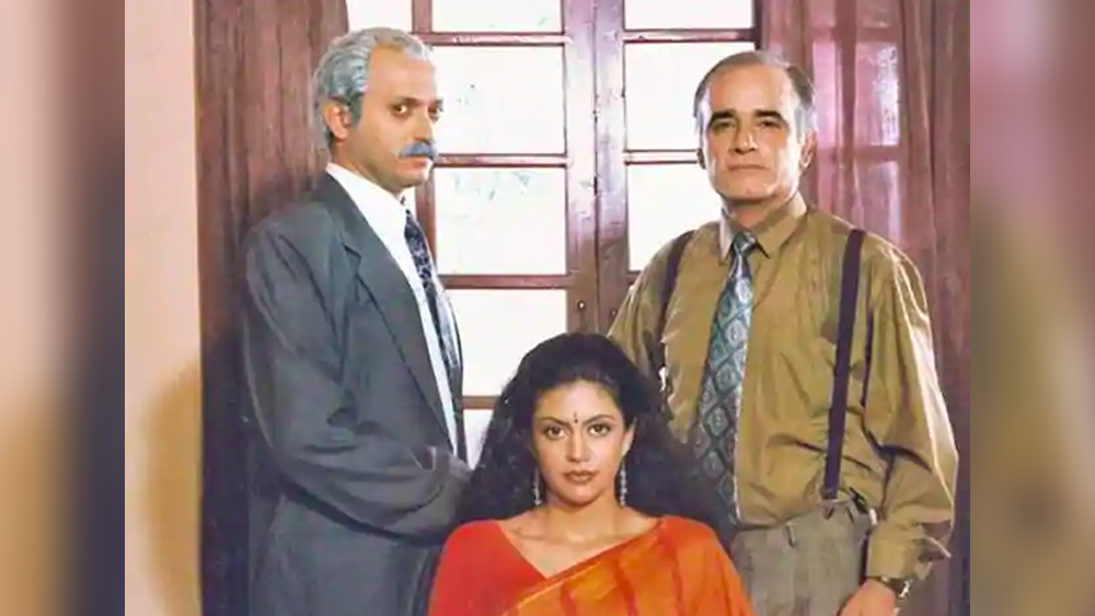 অভিনেত্রী হিসেবে মন্দিরার প্রথম কাজ দূরদর্শনের ‘শান্তি’ ধারাবাহিকে। ১৯৯৪ সালে প্রদর্শিত ‘শান্তি’ ছিল ভারতীয় ছোটপর্দার বিনোদন জগতে মেগা সিরিয়ালের ক্ষেত্রে পথপ্রদর্শক। এই ধারাবাহিকে অভিনয় করে মন্দিরা আকাশছোঁয়া সাফল্যে ও জনপ্রিয়তার শরিক হয়েছিলেন। আসল পরিচয়ের বদলে দর্শকরা তাঁকে চিনতেন ‘শান্তি’ নামেই।