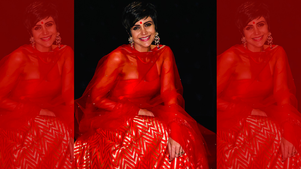 ২০০৭ সালে ক্রিকেট বিশ্বকাপের সময়ে মন্দিরা পোশাক নিয়ে তীব্র বিতর্ক দেখা দেয়। অস্ট্রেলিয়া-শ্রীলঙ্কা ফাইনালের দিন মন্দিরা ম্যাচ সংক্রান্ত আলোচনায় অংশ নেন শাড়ি পরে।