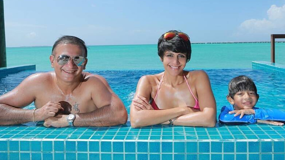 কেরিয়ারের শুরুতেই, ১৯৯৯ সালে মন্দিরা বিয়ে করেছেন। তাঁর স্বামী রাজ কৌশল পরিচালক এবং প্রযোজক। বিয়ের ১২ বছর পরে জন্ম হয় তাঁদের প্রথম সন্তানের। ছেলের নাম তাঁরা রাখেন ‘বীর’।