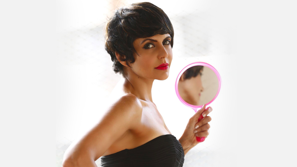 সেন্ট্রাল অ্যাডপশন রিসোর্স অথরিটিতে আবেদন জানান রাজ এবং মন্দিরা। ২ বছরেরও বেশি অপেক্ষার পরে চলতি বছরে তাঁরা পেয়েছেন ৪ বছর বয়সি কন্যাসন্তানকে। মেয়ের নাম রেখেছেন ‘তারা’।