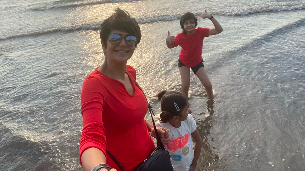 ব্যস্ত সূচির মধ্যেও পরিবারের সঙ্গে সময় কাটানো তাঁর কাছে খুবই গুরুত্বপূর্ণ। বিতর্ক এবং জনপ্রিয়তা দিয়েই নিজের জীবনকে রঙিন করে তুলতে ভালবাসেন মন্দিরা, ঘনিষ্ঠজনদের ‘ম্যান্ডি’।