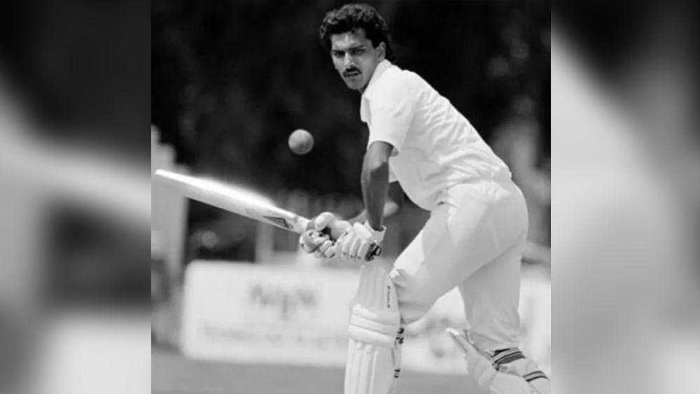 স্কুলজীবন থেকেই রবি শাস্ত্রী ছিলেন দলের নির্ভরযোগ্য ক্রিকেটার। আন্তঃস্কুল প্রতিযোগিতায় তাঁর দৌলতে বহু বার শিরোপা পেয়েছে তখনকার বম্বের (আজকের মুম্বইয়ের) ডন বস্কো হাই স্কুল। ১৭ বছর ২৯২ দিনে বম্বের রনজি দলে সুযোগ পেয়েছিলেন শাস্ত্রী। অনেক দিন অবধি সর্বকনিষ্ঠ ক্রিকেটার হিসেবে এই রেকর্ড ছিল তাঁর অধীনে।