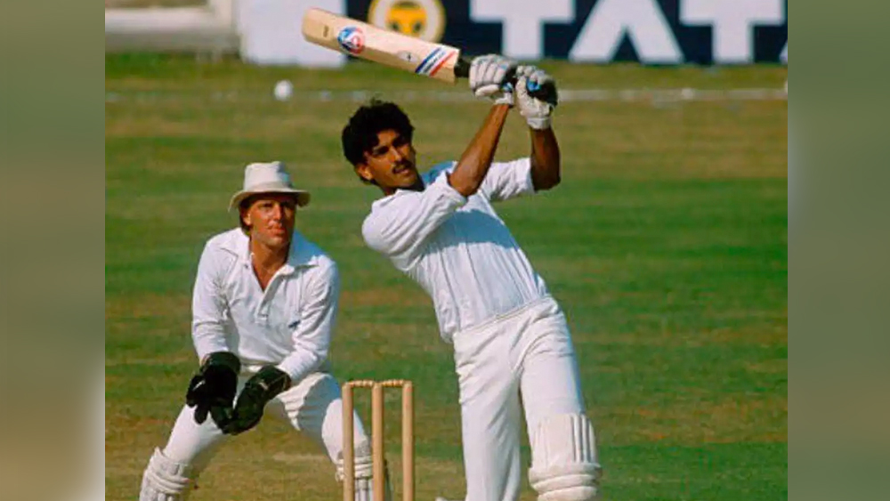 কেরিয়ারের শুরুতে তিনি ছিলেন শুধুমাত্র বাঁ হাতি স্পিনার। তার পর ক্রমাগত খেলার ধরন পাল্টে নিজেকে তুলে ধরেন অলরাউন্ডার হিসেবে। তাঁর আস্তিনে লুকিয়ে রাখা বিভিন্ন শটের মধ্যে সবথেকে অভিনব ছিল ‘চাপাটি শট’। তবে স্পিনারদের বিরুদ্ধে মারকুটে শাস্ত্রীই আবার কিছুটা গুটিয়ে যেতেন ফাস্ট বোলারদের মুখোমুখি হয়ে।