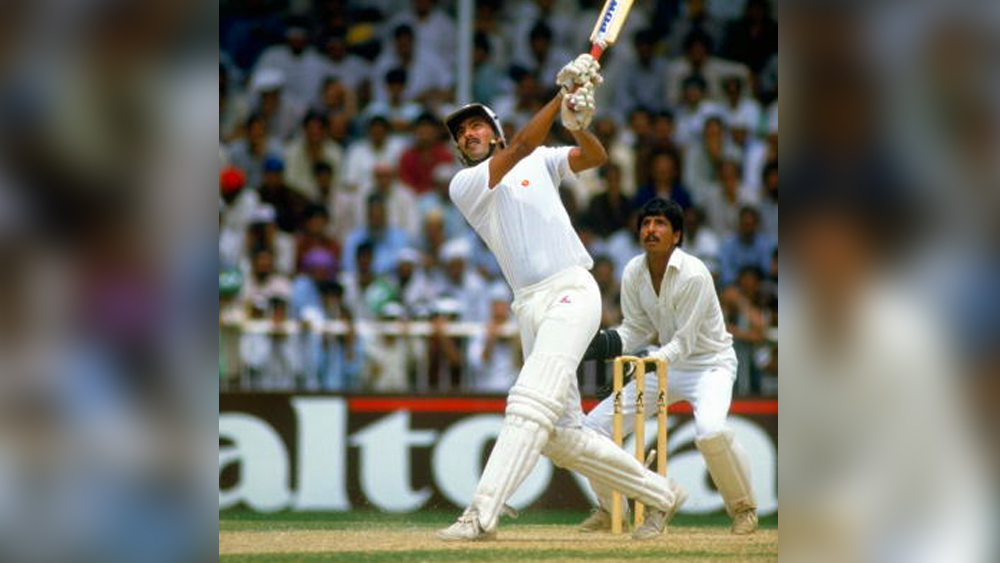 হাঁটুতে চোটের জন্য অবসর নিতে বাধ্য হন মাত্র ৩১ বছর বয়সে। এক দশক পেরিয়ে যাওয়া কেরিয়ারে ৮০ টেস্টে তাঁর মোট রান ৩,৮৩০। সর্বোচ্চ ২০৬। ১৫০টি ওয়ান ডে-তে রান করেছেন ৩১০৮। সর্বোচ্চ ১০৯। মোট উইকেট শিকার ১২৯।