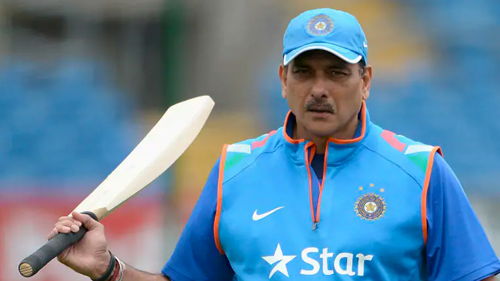 মনে করা হয়, সৌরভের অপছন্দের কারণেই কোচের পদ থেকে খারিজ হয়ে গিয়েছিলেন রবি শাস্ত্রী। দায়িত্ব পেয়েছিলেন অনিল কুম্বলে। কিন্তু অধিনায়ক বিরাট কোহালির সঙ্গে ঝামেলায় জড়িয়ে পড়েন কুম্বলে। কোহালির বিরাগভাজন হয়ে ইস্তফা দিতে হয় কুম্বলেকে। আবার দায়িত্বে আসেন রবি শাস্ত্রী।