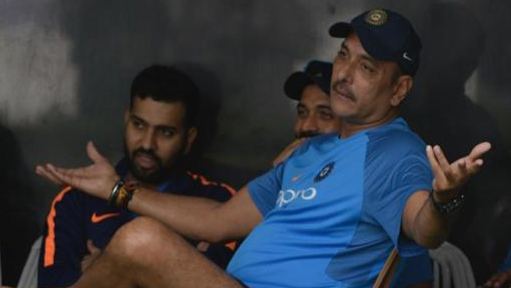 কিন্তু এক বারের জন্যেও শাস্ত্রী উল্লেখ করেননি বোর্ড প্রেসিডেন্ট সৌরভ গঙ্গোপাধ্যায়ের নাম। এই নিয়ে সোশ্যাল মিডিয়ায় যথেষ্ট ট্রোলডও হয়েছেন জাতীয় দলের কোচ। নেটাগরিকদের একাংশের মত, যাঁকে ছাড়া মসৃণ আইপিএল ছিল কার্যত অসম্ভব, সেই সৌরভের নাম ইচ্ছে করেই উল্লেখ করেননি শাস্ত্রী।